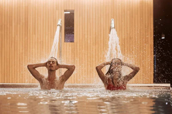 Pareja Enamorada Lujoso Hotel Spa Piscina — Foto de Stock