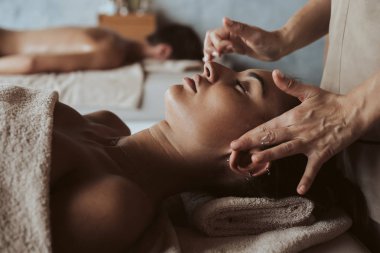 Kadının yüz, göğüs ve sholders Masaj Spa