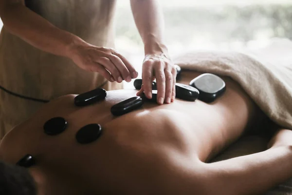 Man Njuter Avkopplande Ryggmassage Spa — Stockfoto