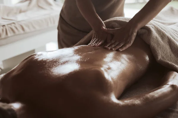 Homme Bénéficiant Massage Relaxant Dos Spa — Photo
