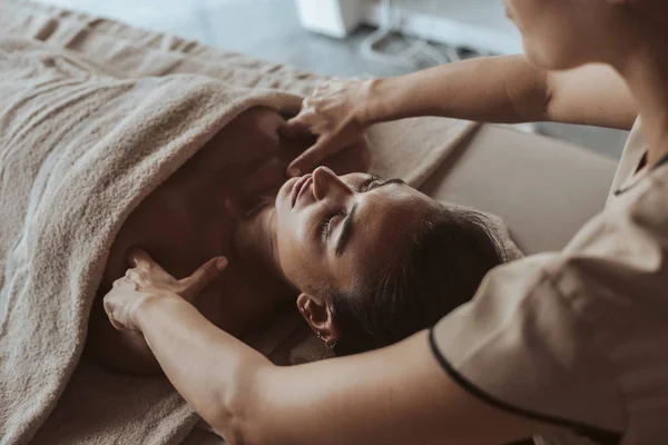 Kvinna Som Njuter Ansiktet Bröstet Och Sholders Massage Spa — Stockfoto