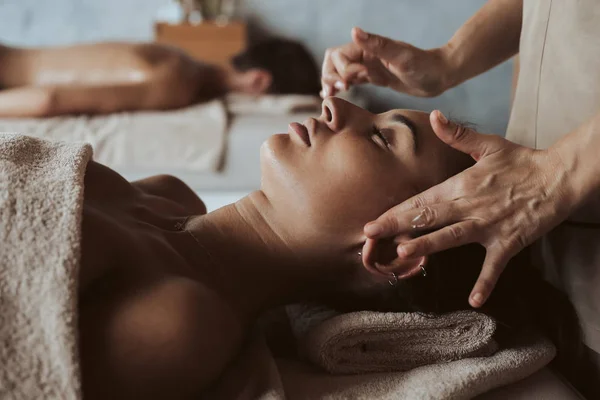 Vrouw Genieten Van Een Massage Van Het Gezicht Borst Sholders — Stockfoto