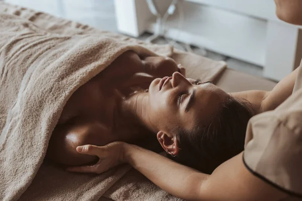 Kvinna Som Njuter Ansiktet Bröstet Och Sholders Massage Spa — Stockfoto