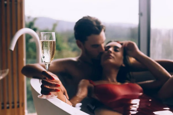 Krásný Pár Těší Relaxační Koupel Champagne — Stock fotografie