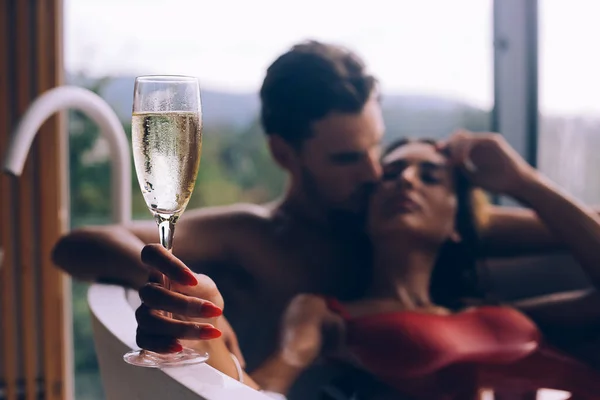 Mooie Paar Genieten Van Een Ontspannend Bad Met Champagne — Stockfoto