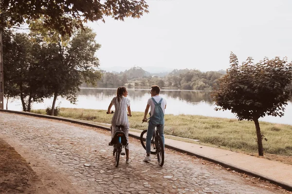 Romantik Çift Bir Tarihte Bisiklet Sürme — Stok fotoğraf