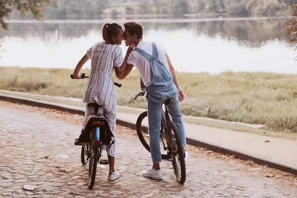 Romantik Çift Bir Tarihte Bisiklet Sürme — Stok fotoğraf