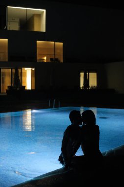 Gece - doğal ışık havuzda Öpüşme Romantik Çift