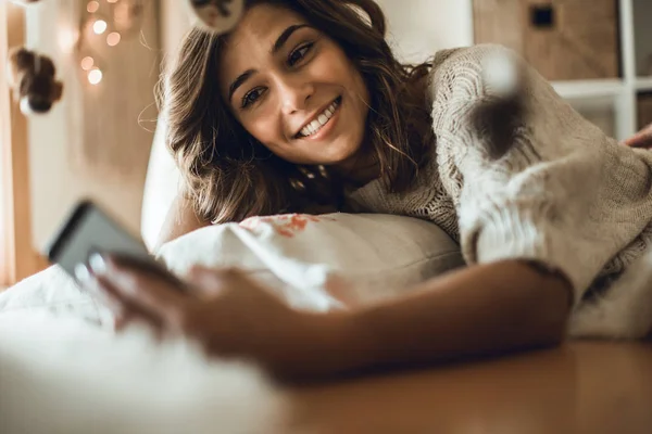 Frau Nutzt Smartphone Hause Winter Und Weihnachtszeit — Stockfoto