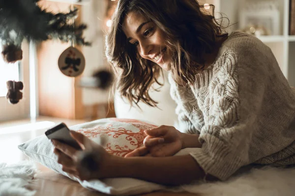 Frau Nutzt Smartphone Hause Winter Und Weihnachtszeit — Stockfoto