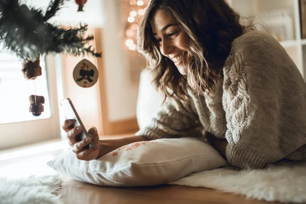 Frau Nutzt Smartphone Hause Winter Und Weihnachtszeit — Stockfoto
