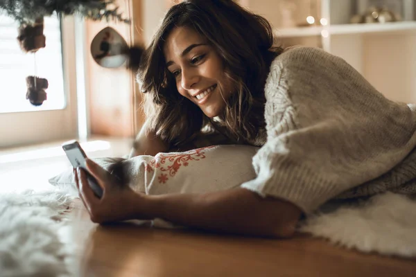 Frau Nutzt Smartphone Hause Winter Und Weihnachtszeit — Stockfoto