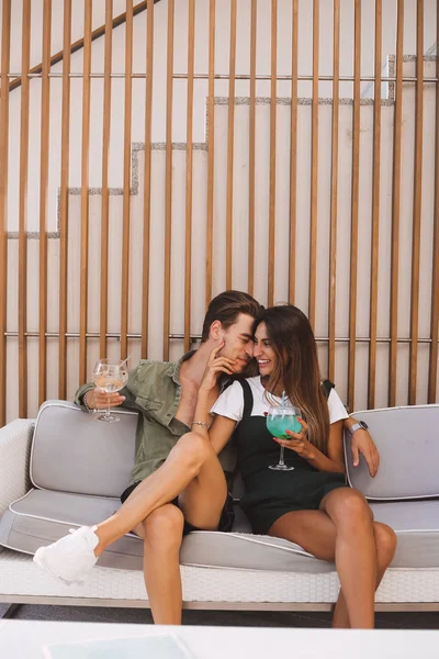 Paar Genießt Urlaub Und Trinkt Cocktails Frühling Und Sommer — Stockfoto