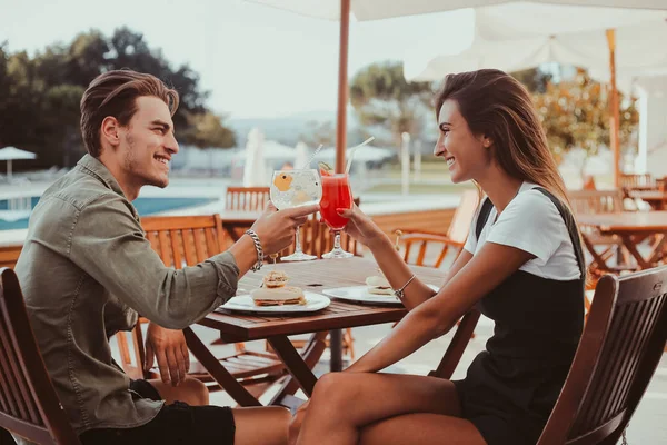 Casal Desfrutando Férias Beber Coquetéis Primavera Verão — Fotografia de Stock