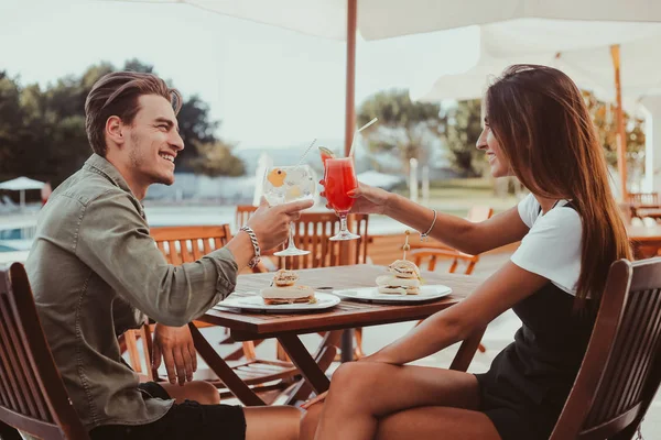 Paar Genieten Van Vakantie Het Drinken Van Cocktails Voorjaar Zomer — Stockfoto