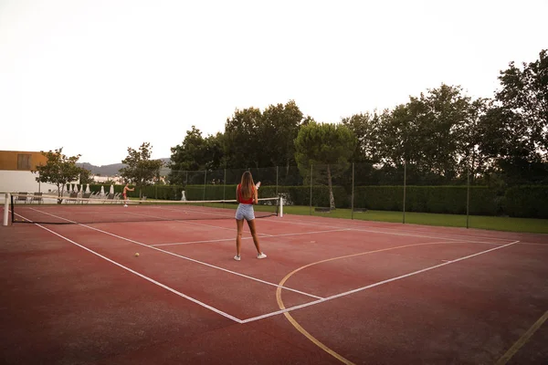 Pareja Jugando Tenis Cancha Luz Natural Del Atardecer — Foto de Stock