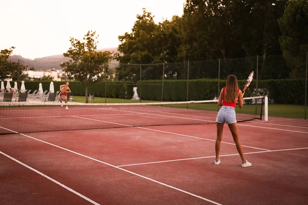 Pareja Jugando Tenis Cancha Luz Natural Del Atardecer —  Fotos de Stock