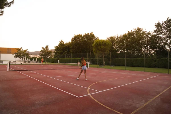 Tenis Kortu Doğal Günbatımı Işık Oynamaya Çift — Stok fotoğraf
