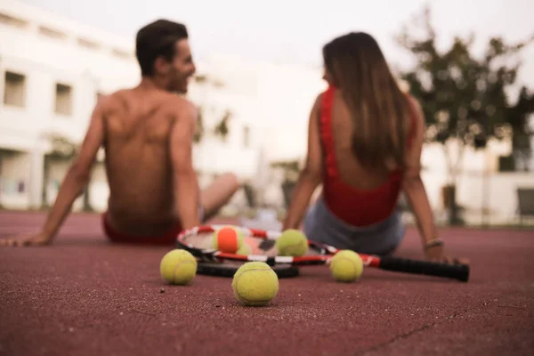 Paar Zittend Vloer Het Spelen Van Tennis Zonsondergang Daglicht — Stockfoto