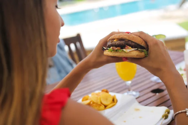 Pareja Almuerzo Ensalada Hamburguesas Beber Jugos Naturales — Foto de Stock