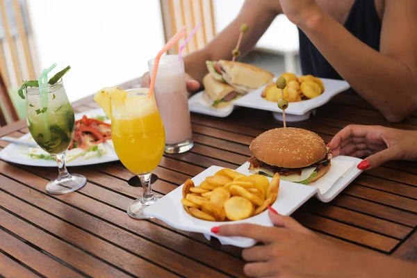 Para Spożywania Sałatki Hamburgery Pić Soki Naturalne — Zdjęcie stockowe