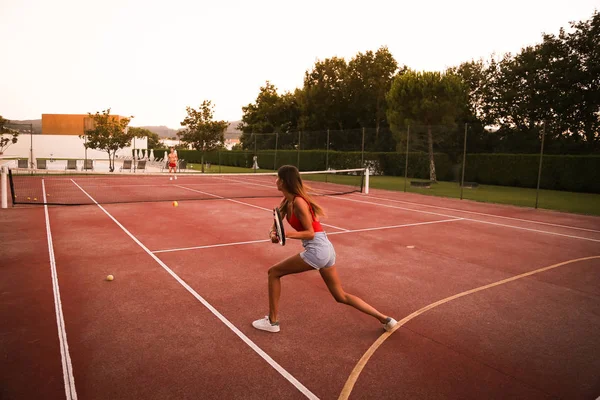 Pareja Jugando Tenis Cancha Luz Natural Del Atardecer —  Fotos de Stock