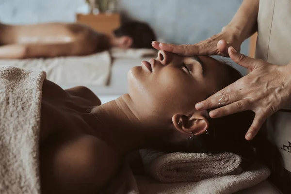 Donna Che Massaggio Facciale Centro Benessere — Foto Stock