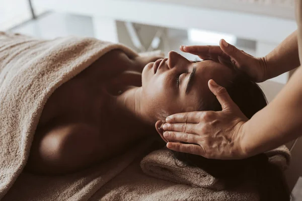 Vrouw Met Een Facial Massage Spa — Stockfoto