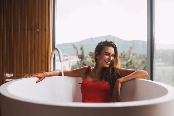 Mujer Bañándose Relajándose Una Bañera Moderna — Foto de Stock