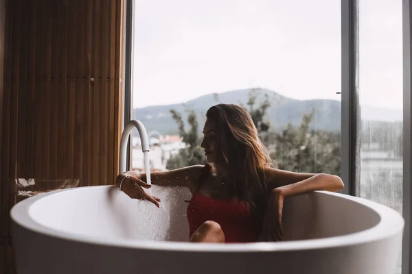 Femme Baigner Détendre Dans Une Baignoire Moderne — Photo