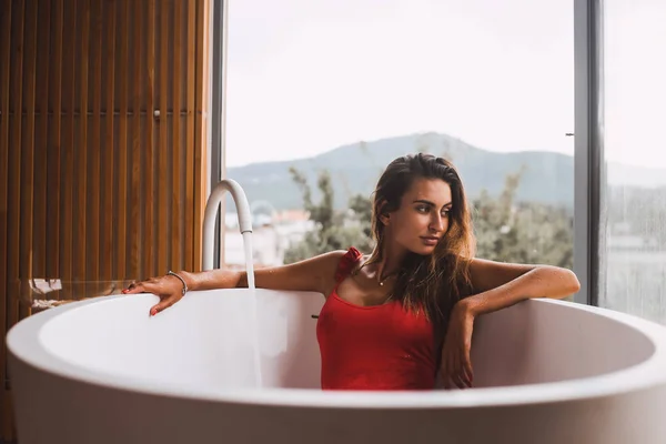 Mujer Bañándose Relajándose Una Bañera Moderna — Foto de Stock