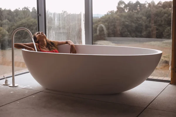 Mujer Bañándose Relajándose Una Bañera Moderna — Foto de Stock