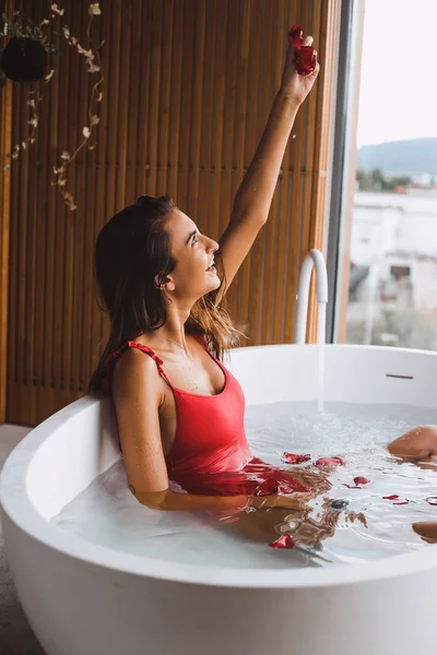 Mujer Bañándose Relajándose Una Bañera Moderna — Foto de Stock