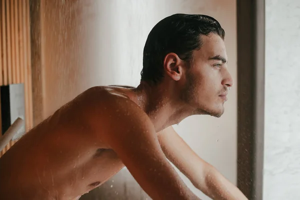 Seksowny Mężczyzna Nagi Mokry Kąpieli — Zdjęcie stockowe