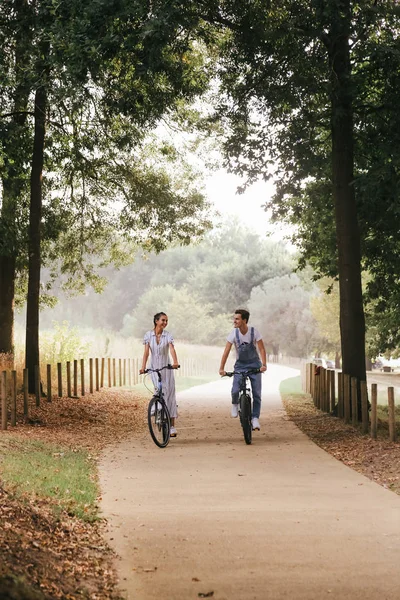 Genç Çift Bisiklet Ile Romantik Bir Tarih Olması — Stok fotoğraf