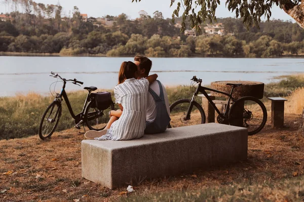 Giovane Coppia Che Appuntamento Romantico Con Biciclette — Foto Stock