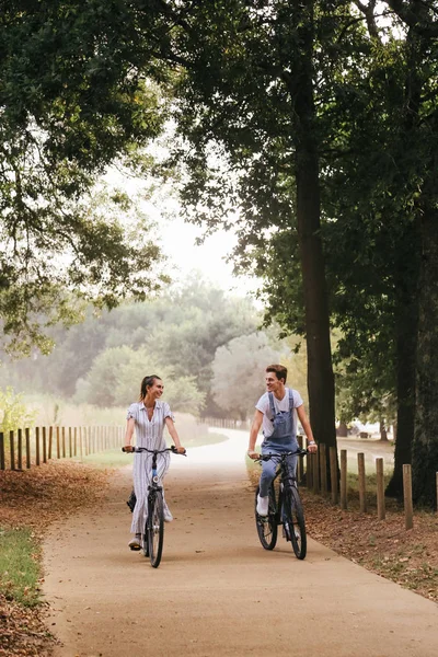 Genç Çift Bisiklet Ile Romantik Bir Tarih Olması — Stok fotoğraf