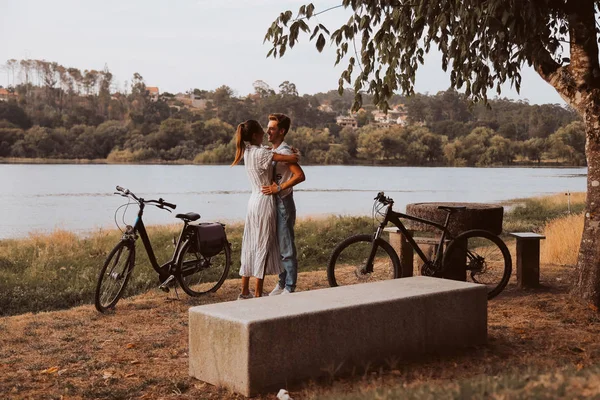 Giovane Coppia Che Appuntamento Romantico Con Biciclette — Foto Stock