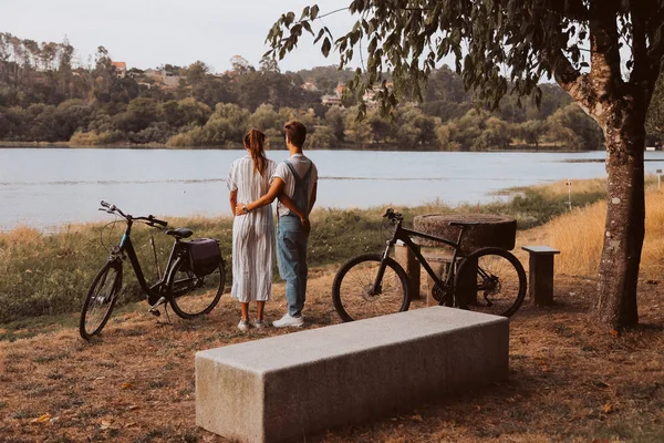 Casal Jovem Ter Encontro Romântico Com Bicicletas — Fotografia de Stock