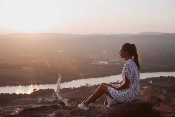 Donna Rilassante Godendo Una Vista Fantastica — Foto Stock