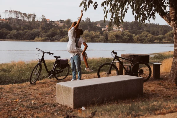 Giovane Coppia Che Appuntamento Romantico Con Biciclette — Foto Stock