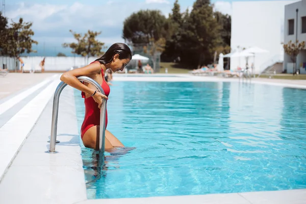 美丽的女人享受酒店的游泳池 — 图库照片