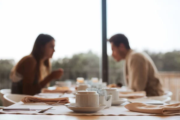 Romantiska Par Som Äter Frukost Tillsammans Hotellet — Stockfoto