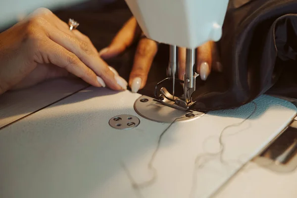 Close Hands Woman Tailor Working Sewing Machine — Stock Photo, Image