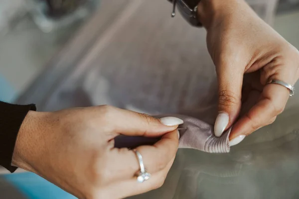 Mani Sartoriali Donna Che Lavorano Tessuto Sartoria — Foto Stock