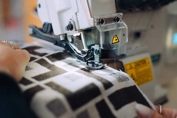 Close Hands Woman Tailor Working Sewing Machine — Stock Photo, Image