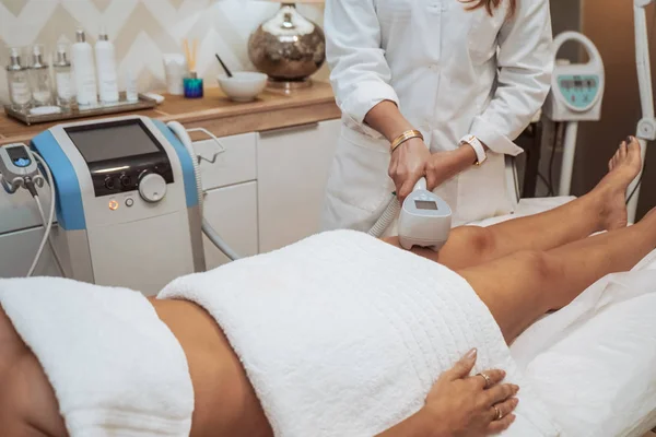 Mujer haciendo tratamientos cosméticos — Foto de Stock