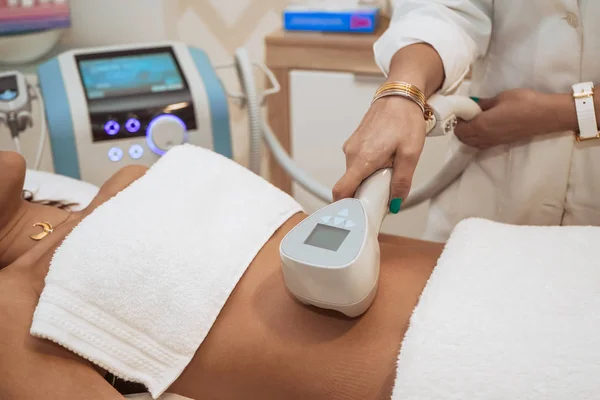 Mujer haciendo tratamientos cosméticos — Foto de Stock