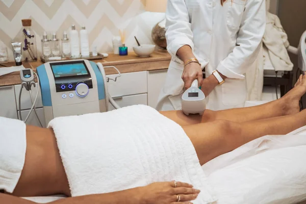 Woman doing cosmetic treatments — Stock Photo, Image