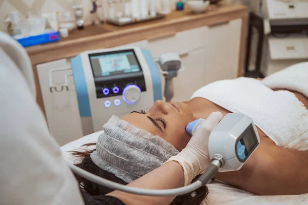 Mujer haciendo tratamientos cosméticos — Foto de Stock